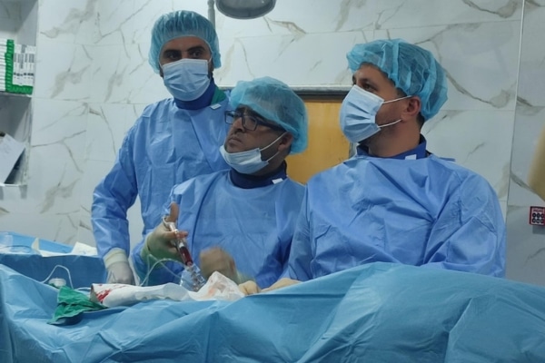 Dr. Alomar performs a cardiac catheterization with help from Syrian medical assistants.